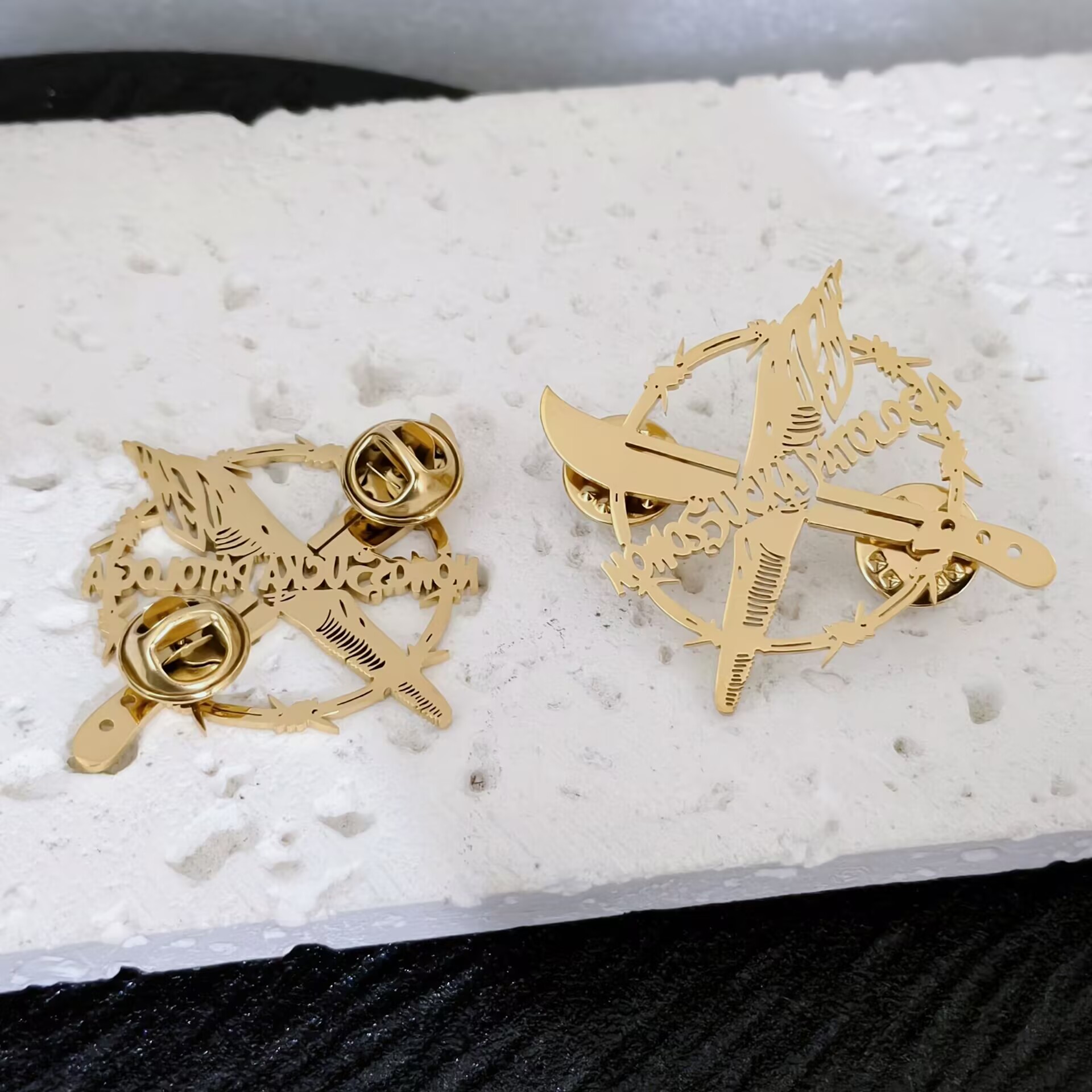 Personalisierte Brosche aus Ed – Tuxedo Lapel Pin Bewertung und Preis